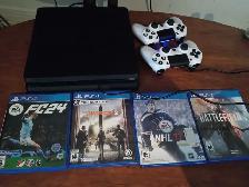 PS4   4 jeux et 2 manettes