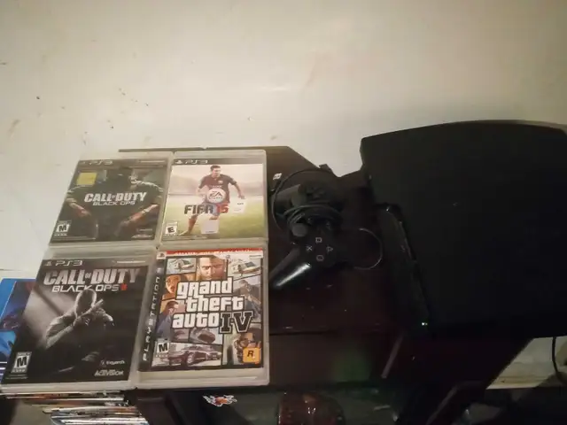 PS3   4 jeux et manette