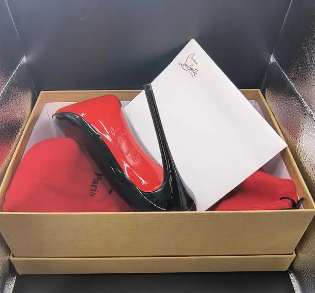 CHRISTIAN LOUBOUTIN SZ38.5 W/BOX
