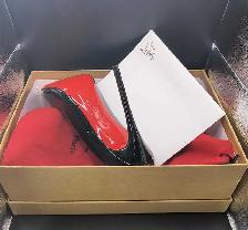 CHRISTIAN LOUBOUTIN SZ38.5 W/BOX