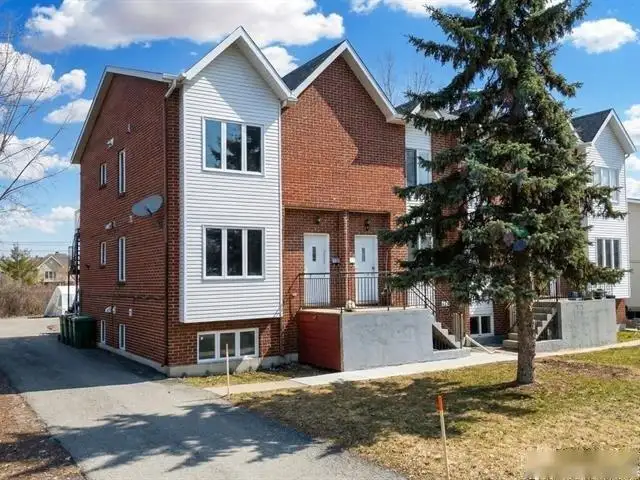 Grand 4 1/2 au RDC d'un triplex à Pierrefonds | LIBRE