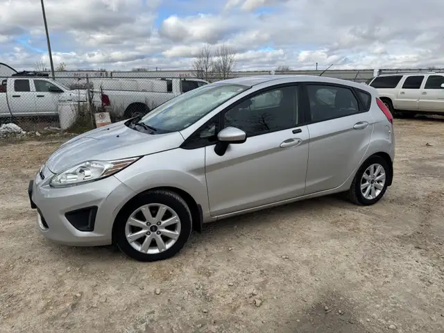 2012 Ford Fiesta SE Clean title Safetied