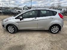 2012 Ford Fiesta SE Clean title Safetied - Photo 2