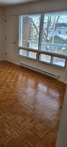 Gorgeous 2 Bedroom on Main Floor with IMMEDIATE OCCUPANCY - Photo 4