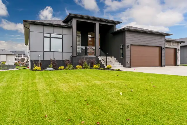Luxurious Home for Sale: 1075 Green Oaks Lane, North Headingley