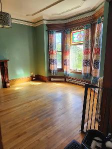 183 Douglas Ave -  Beautiful 1BR Den North, Parking, Laundry - Photo 2