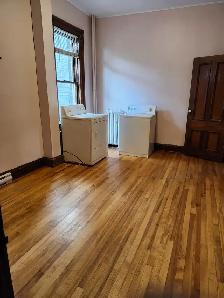 183 Douglas Ave -  Beautiful 1BR Den North, Parking, Laundry - Photo 9