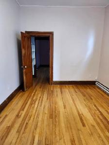 183 Douglas Ave -  Beautiful 1BR Den North, Parking, Laundry - Photo 11