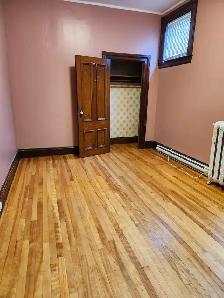 183 Douglas Ave -  Beautiful 1BR Den North, Parking, Laundry - Photo 13