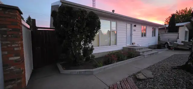 3 BEDROOM / RENOVATED / FULL YARD / GARAGE AVAILABILITY