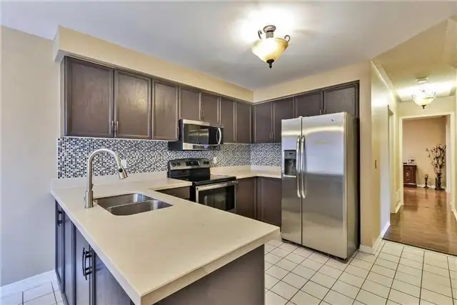 View Spacious Private Room for Rent in Brampton Near William Prk