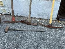 3 Pick Axes - 1 Post Hole Digger & 1 Sledge Hammer ! - Photo 2
