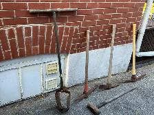 3 Pick Axes - 1 Post Hole Digger & 1 Sledge Hammer ! - Photo 4