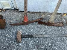 3 Pick Axes - 1 Post Hole Digger & 1 Sledge Hammer ! - Photo 5