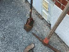 3 Pick Axes - 1 Post Hole Digger & 1 Sledge Hammer ! - Photo 6