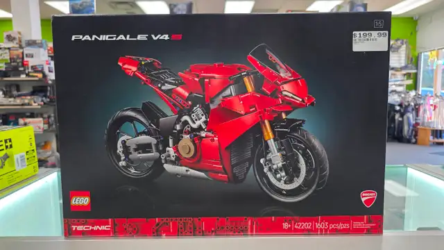 LEGO Technic Panigale V4 S 42202 - BRAND NEW