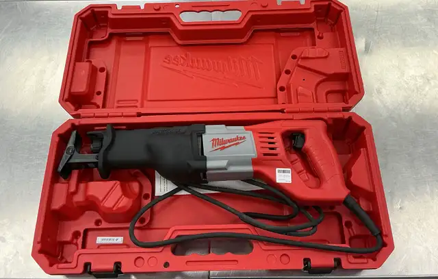 Scie alternative filaire Milwaukee Sawzall avec coffret