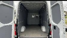 Mercedes-Benz Moving Van - Photo 2