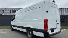 Mercedes-Benz Moving Van - Photo 3