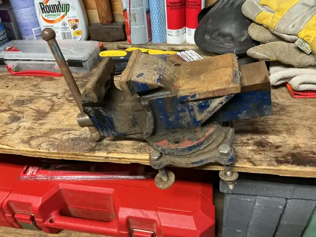 3 Inch Bench Vise with Swivel Base !