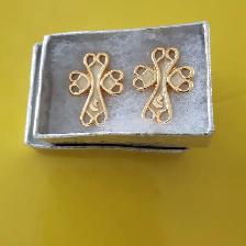 UNEPAIRE DE BOUCLES D'OREILLES GOLDS DANS SA BOITE CADEAU $15.00