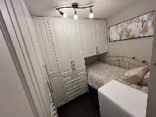 Private furnished Room/Den,in 3 bedroom condo,King/John, Nov 1st - Photo 2