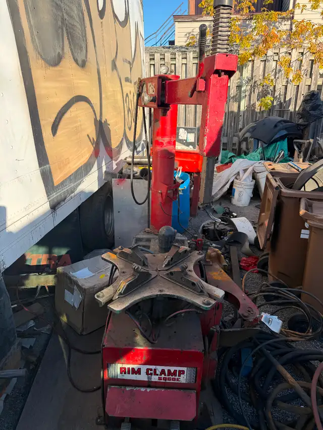 Tire changer machine. Coats    Lachine