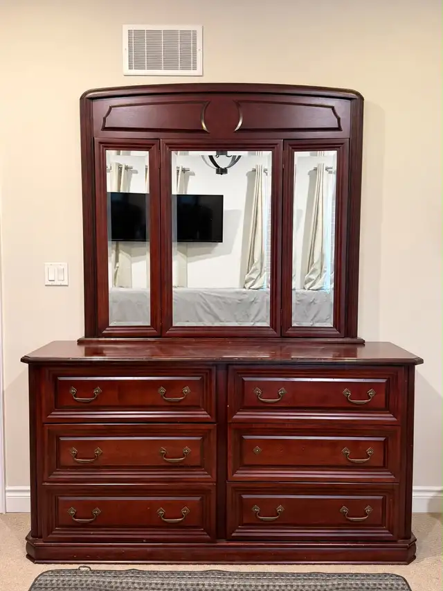 Elegsnt 4-Piece Wood Bedroom Set – Mahogany/Cherry Finish   Lamp