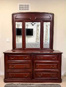Elegsnt 4-Piece Wood Bedroom Set – Mahogany/Cherry Finish   Lamp