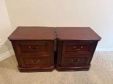 Elegsnt 4-Piece Wood Bedroom Set – Mahogany/Cherry Finish   Lamp - Photo 2