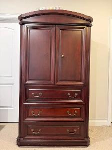 Elegsnt 4-Piece Wood Bedroom Set – Mahogany/Cherry Finish   Lamp - Photo 3