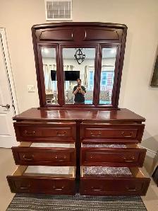 Elegsnt 4-Piece Wood Bedroom Set – Mahogany/Cherry Finish   Lamp - Photo 4
