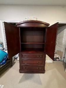 Elegsnt 4-Piece Wood Bedroom Set – Mahogany/Cherry Finish   Lamp - Photo 5