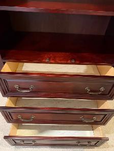 Elegsnt 4-Piece Wood Bedroom Set – Mahogany/Cherry Finish   Lamp - Photo 6