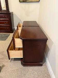 Elegsnt 4-Piece Wood Bedroom Set – Mahogany/Cherry Finish   Lamp - Photo 8