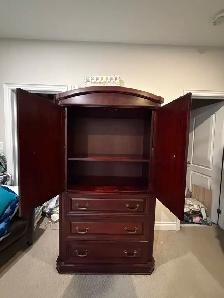 Elegsnt 4-Piece Wood Bedroom Set – Mahogany/Cherry Finish   Lamp - Photo 9