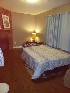 LARGE  ROOM FOR RENT IN A DETACHED HOUSE