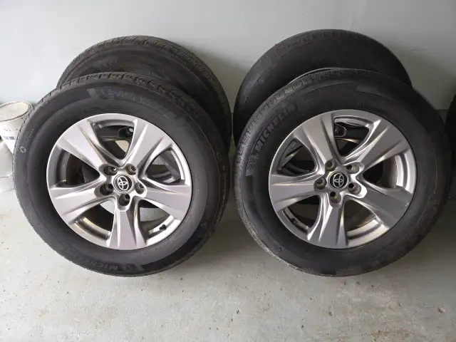 225 65 R17 toyota original rim 2024 with tires
