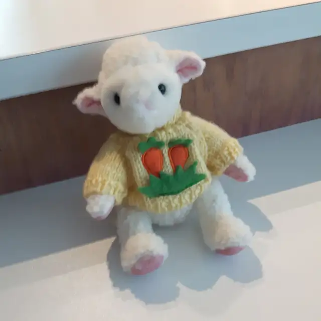 MOUTON PELUCHE NEUF DE LA CHINE 9'HAUT SON BEAU CHANDAIL: $15.00