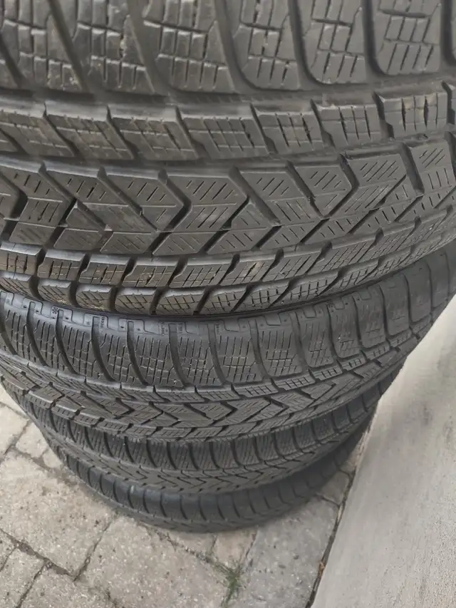 275-50R21x4 pneus hiver Pirelli Scorpion. Excellent état