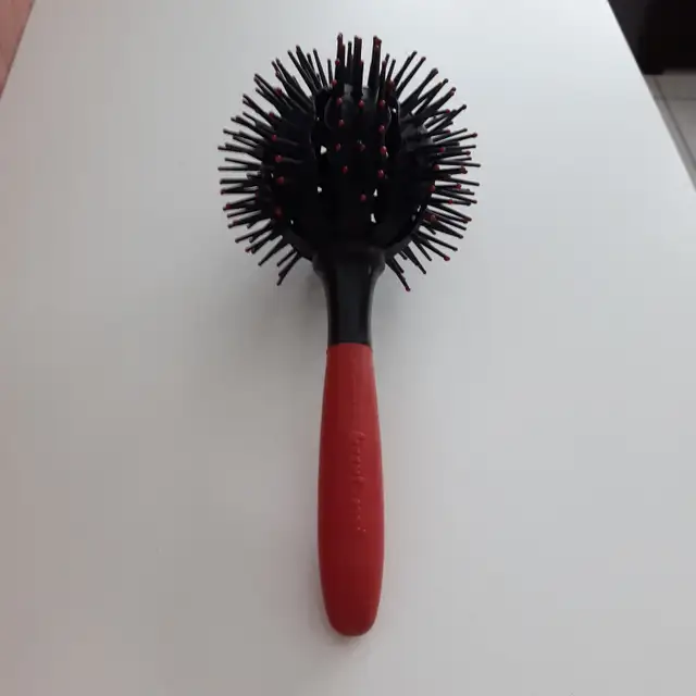 2 BROCHES À CHEVEUX KURL MI 9'LONG ROUGE NOIR: $5.00 CHACUNE