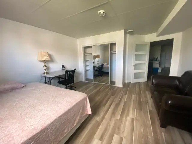 SPACIOUS FURNISHED ROOM AVAILABLE  NOW IN LARGE HOUSE, NEW CONST