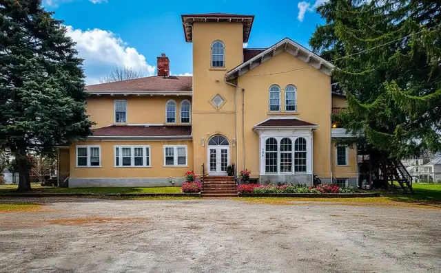 All-Inclusive 2 Bed, Historic Manor - Vine St, St. Catharines