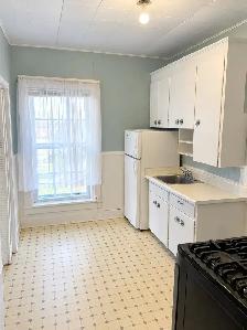 All-Inclusive 2 Bed, Historic Manor - Vine St, St. Catharines - Photo 5
