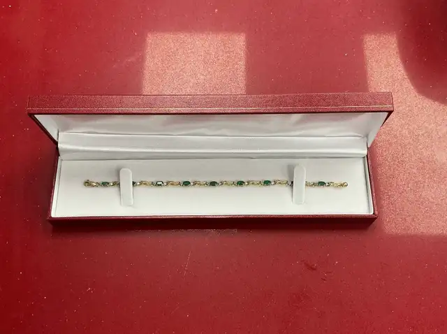 Bracelet en Or 10k et Pierres Vertes Style Émeraude