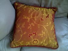BEAU COUSSIN NEUF À FLEURS 16'x16'EN SATIN DORÉ BOURGOGNE $10.00 - Photo 3