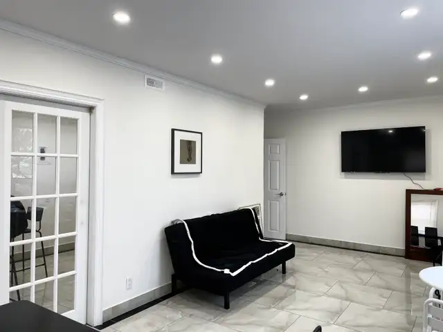 2 bed 2 bath apartment by lakeshore/hurontario