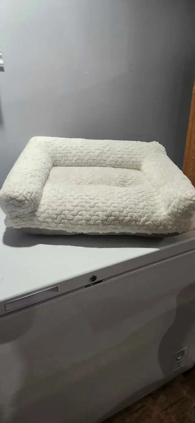 lit pour chien et chat gr 27x23 de couleur crème 40$