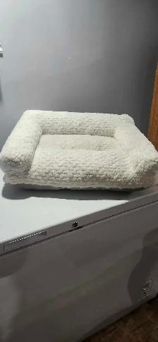 lit pour chien et chat gr 27x23 de couleur crème 40$