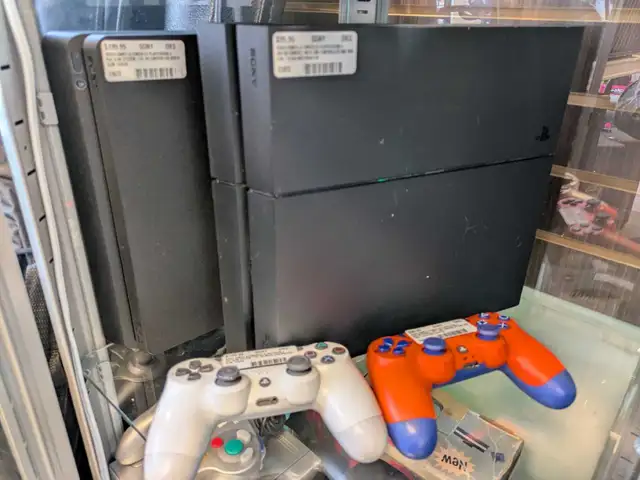 PS4 systems with one controller